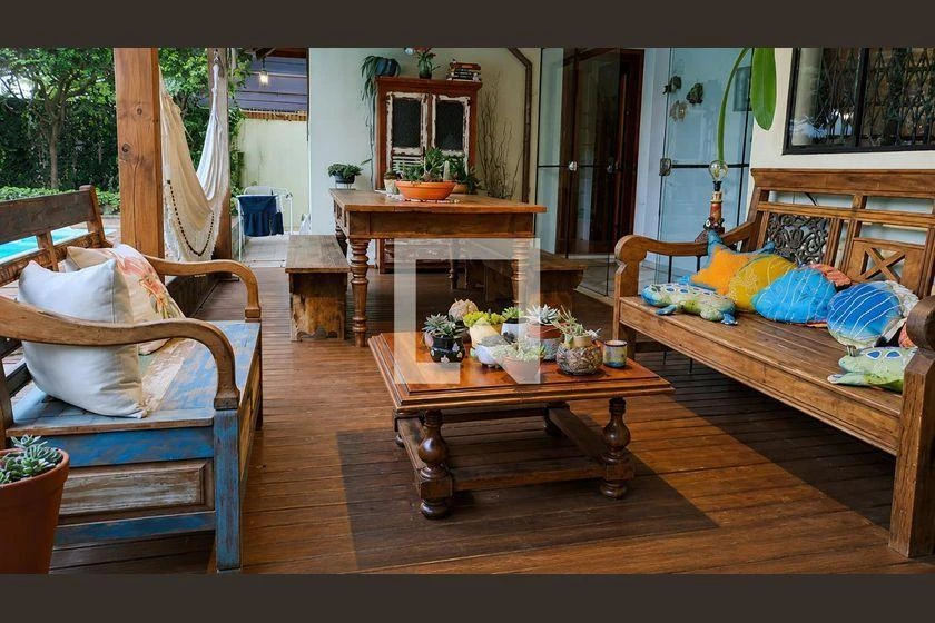 Облаштований будинок з 4 спальнями та 320 м² — photo 18