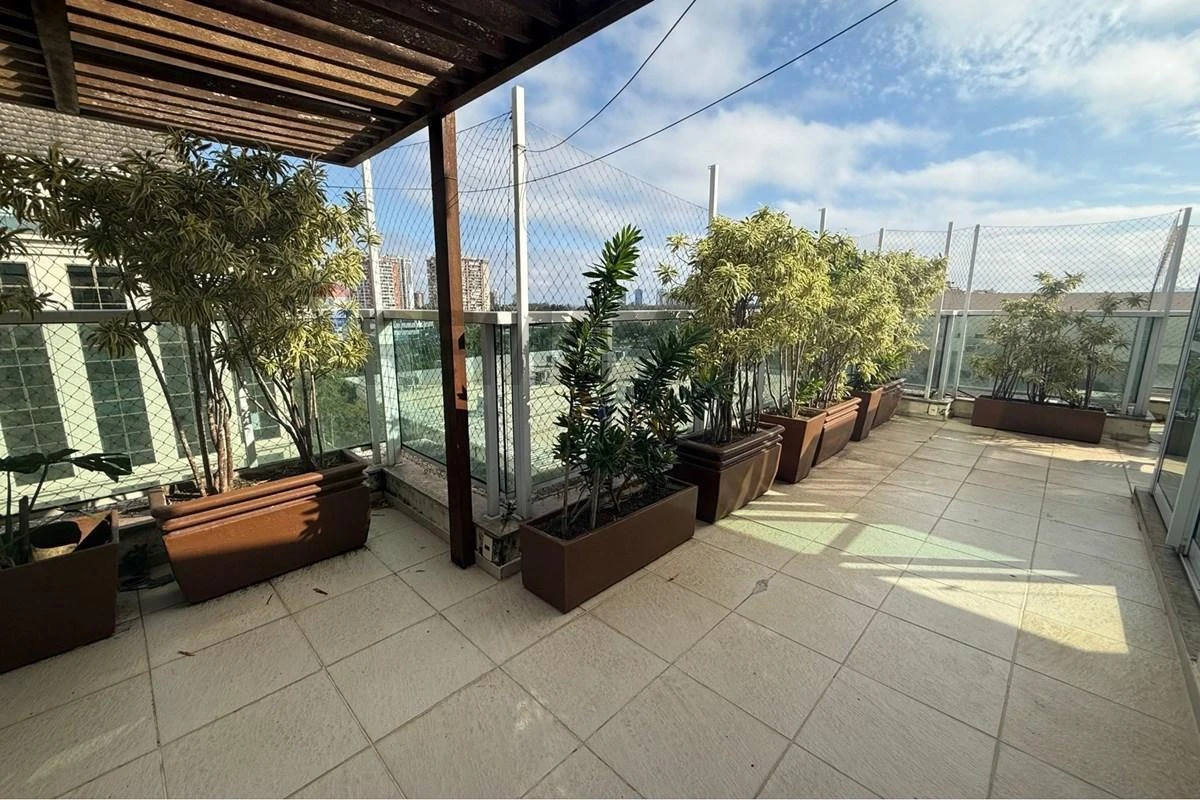 Furnished 4-bedroom apartment with 246 m² — photo 34