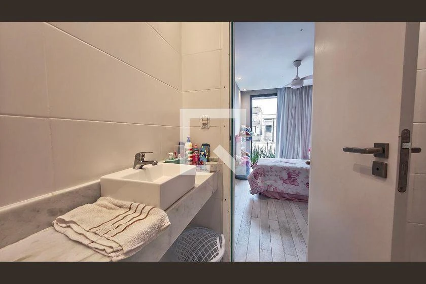 5-bedroom house with a bathtub in Rio de Janeiro — photo 43