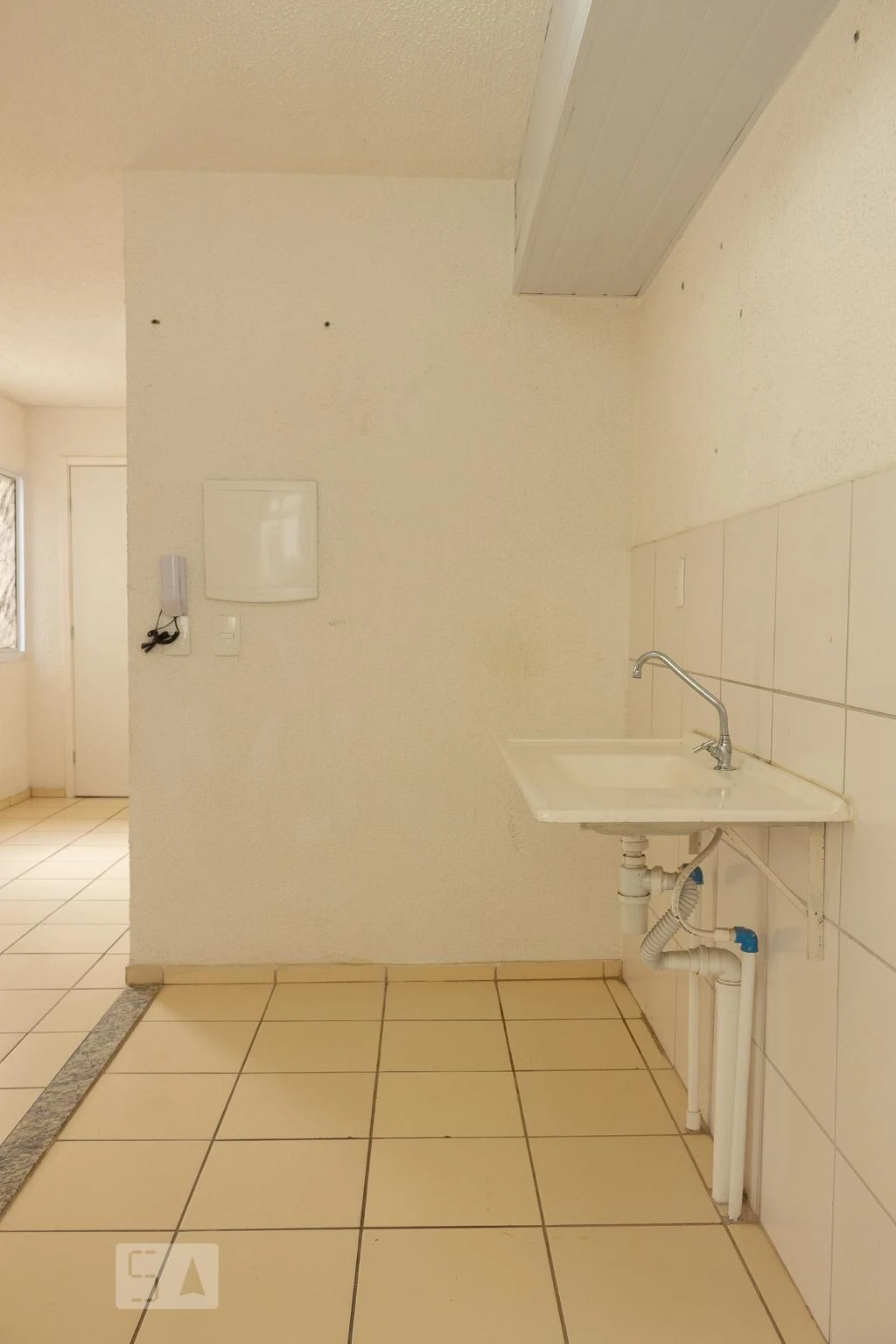 Unfurnished 2-bedroom apartment with closed kitchen — photo 2