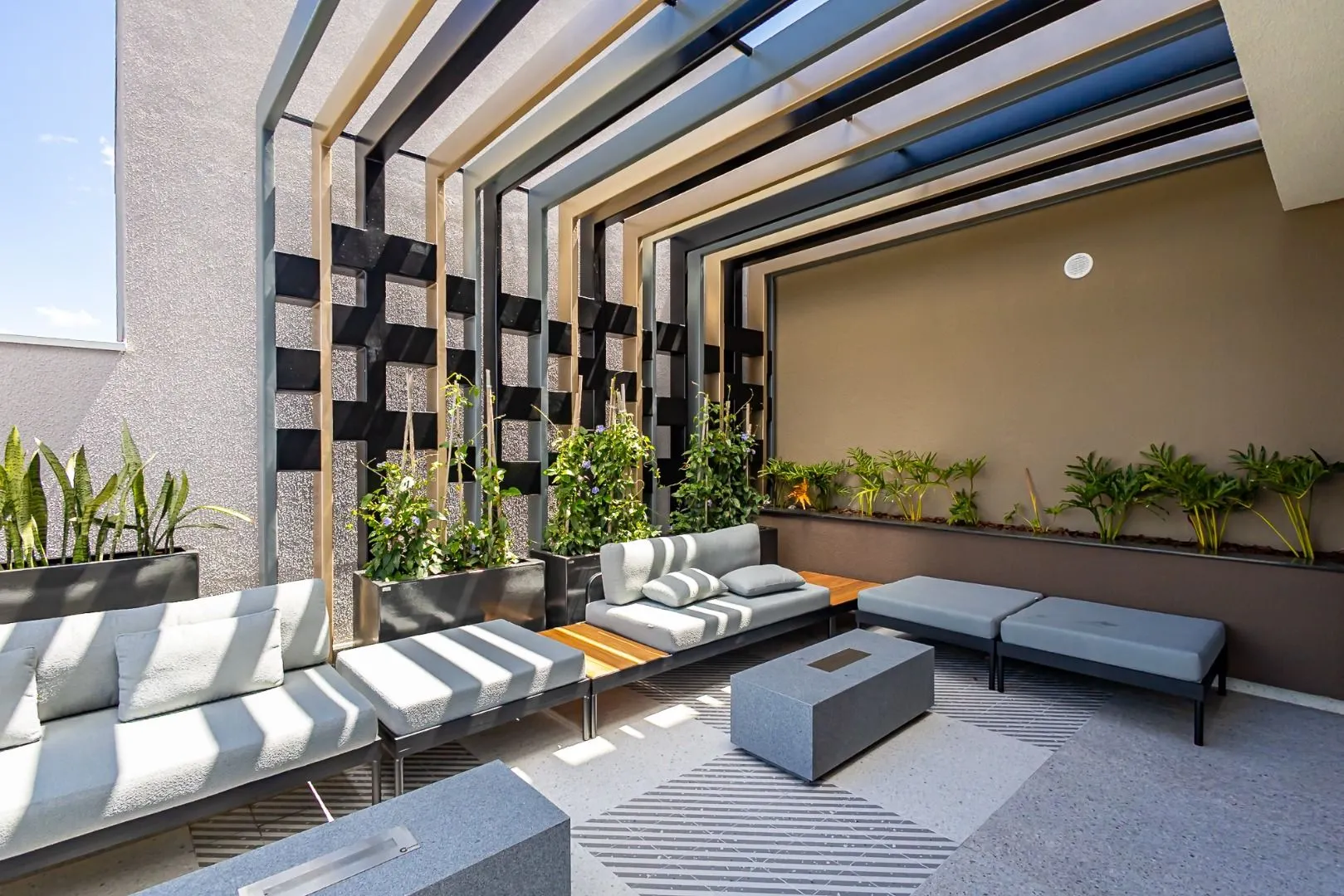 Furnished apartment, 78 m², with a glass-enclosed balcony — photo 9