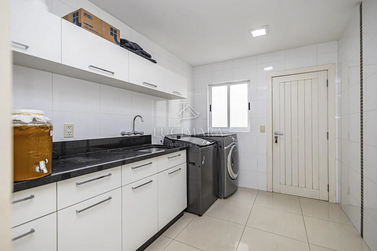 Bathtub in a 4-bedroom house, 400 m² — photo 28