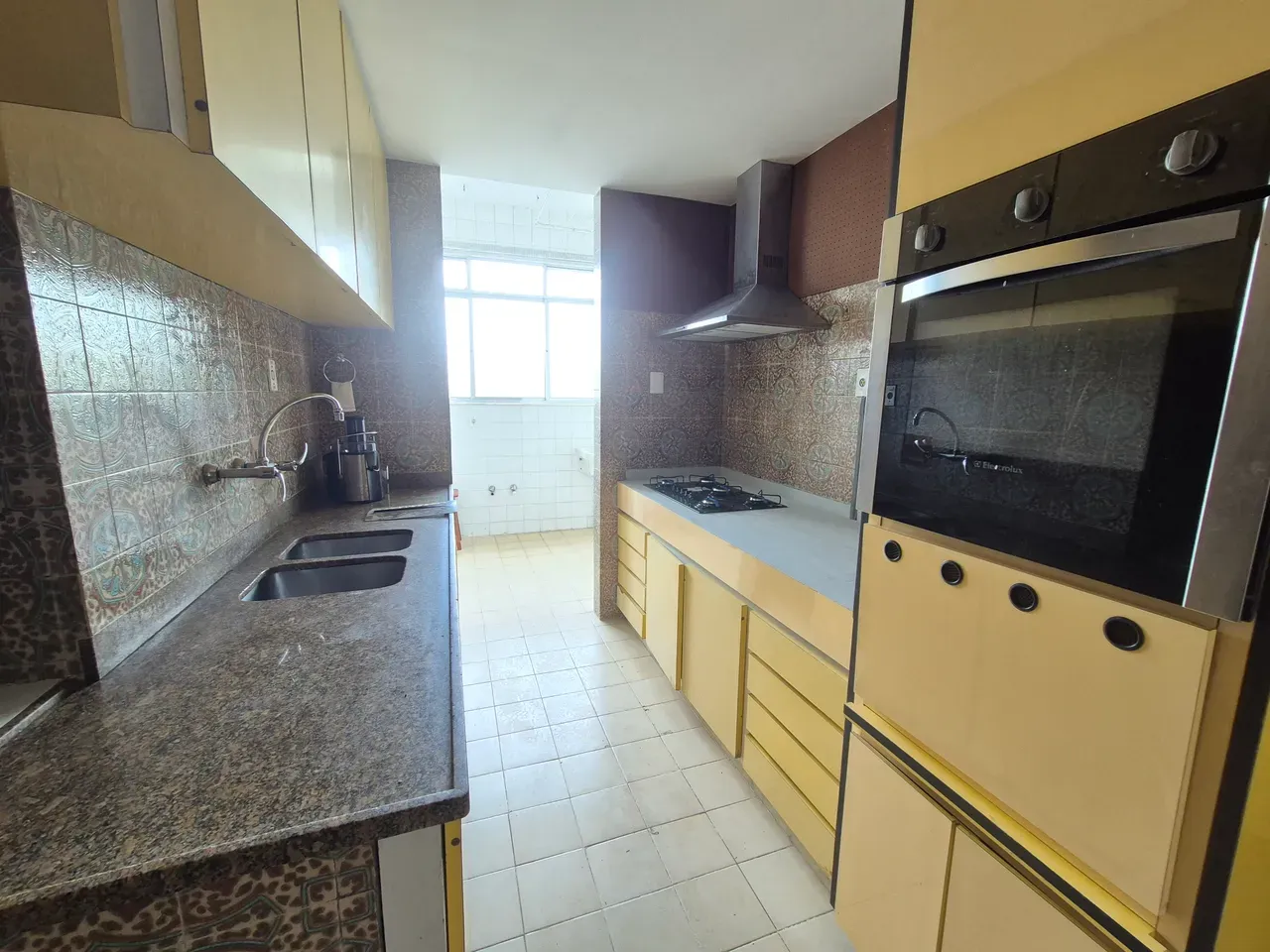 Unfurnished 4-bedroom apartment with a private garden — photo 17