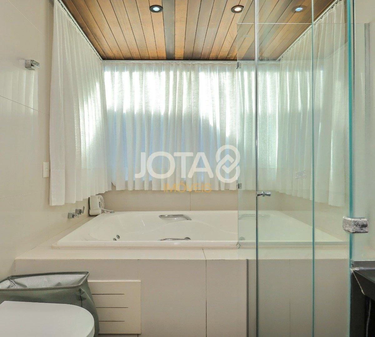 House with 5 suites, 8 baths and 6 parking spaces — photo 18