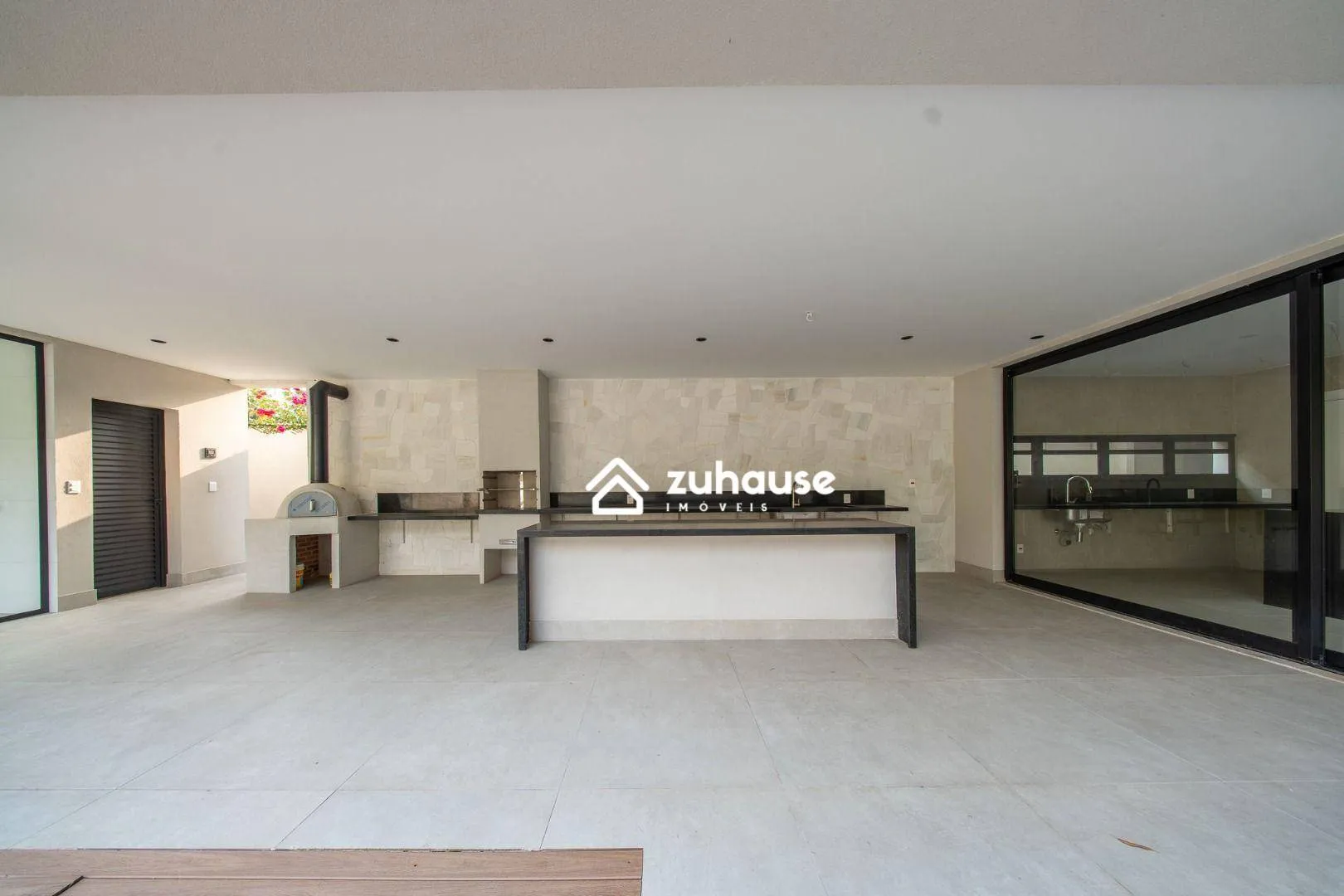 House with 5 bedrooms and an open-plan kitchen — photo 9
