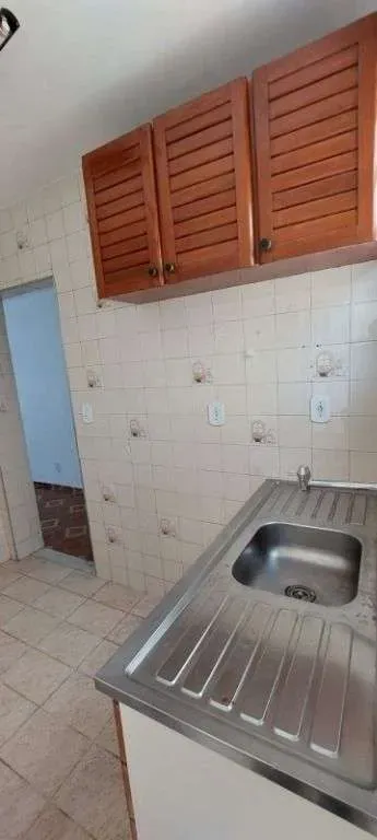 Apartamento de 2 quartos com banheiro e área de serviço