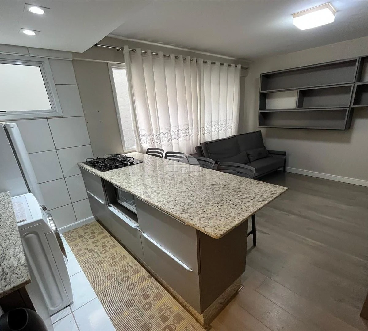 Furnished 1-bedroom apartment with open-plan gas kitchen — photo 4