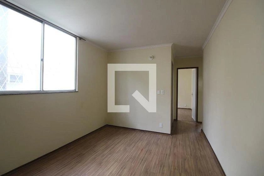 Apartamento de 2 quartos em condomínio com piscina