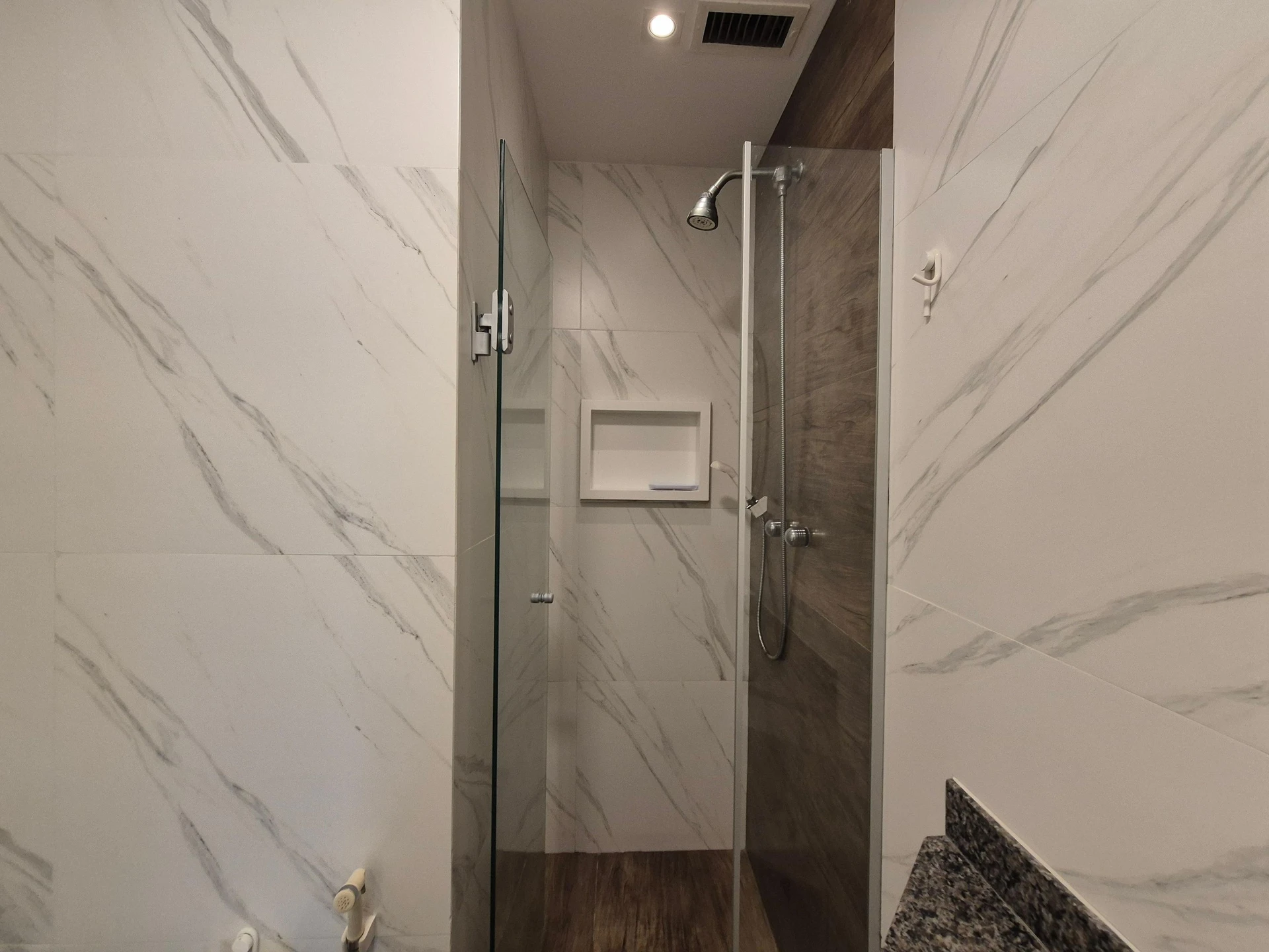 Furnished apartment with 2 en-suite bedrooms and 1 parking — photo 33