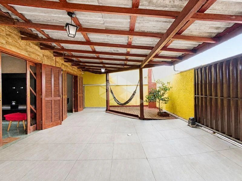 Balcony with a grill in a 2-bedroom house, 100 m² — photo 17