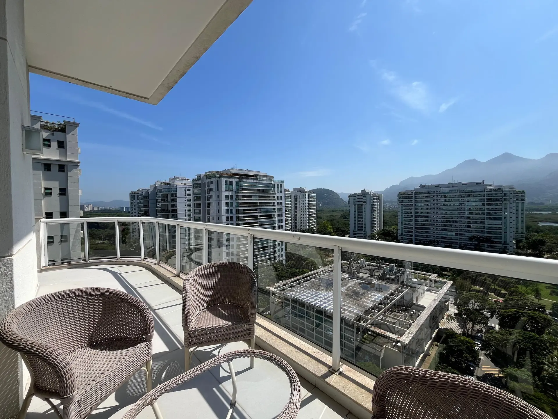 One-bedroom apartment with floor-to-ceiling windows — photo 4
