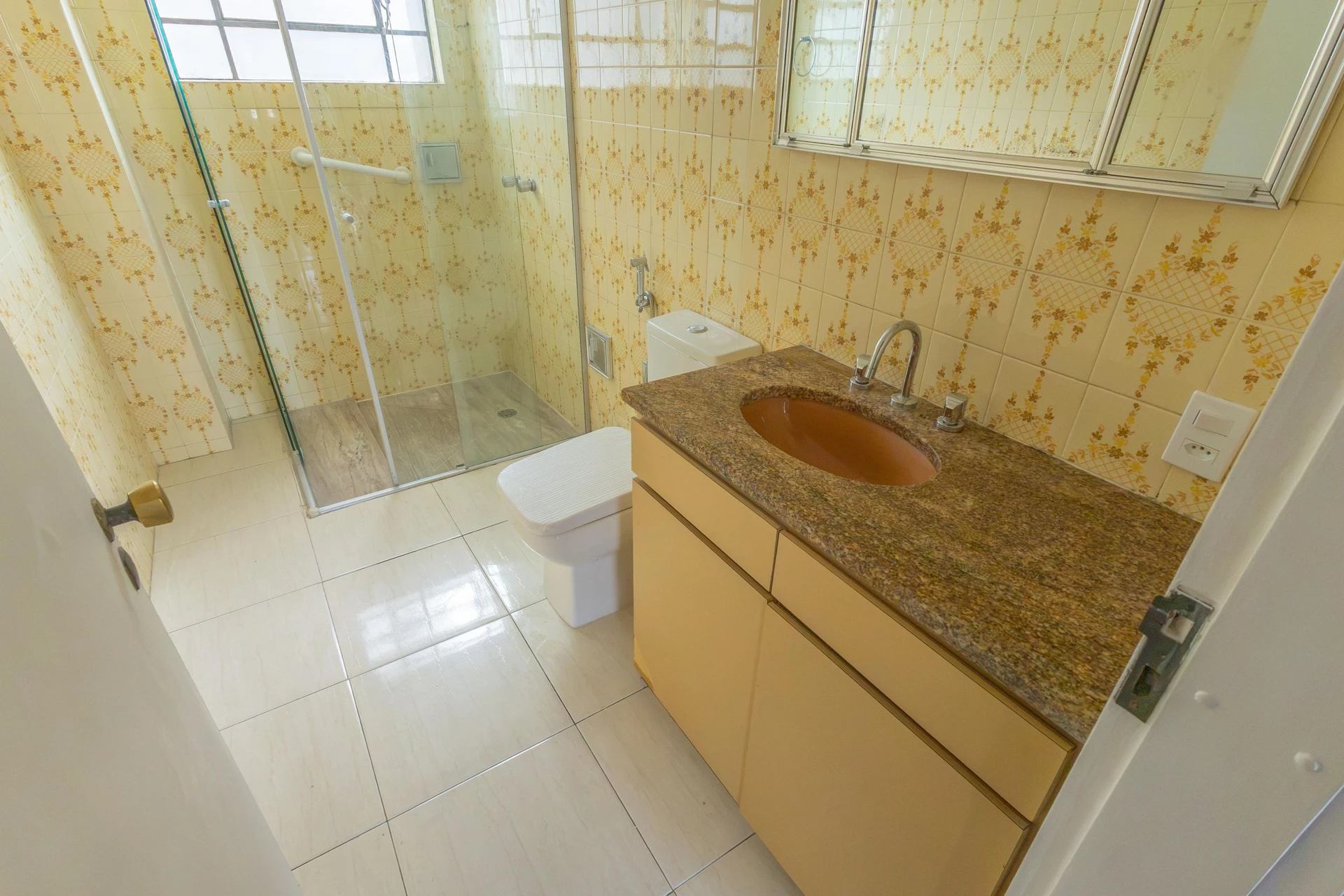 Furnished apartment, 283 m², with a glass-enclosed balcony — photo 37
