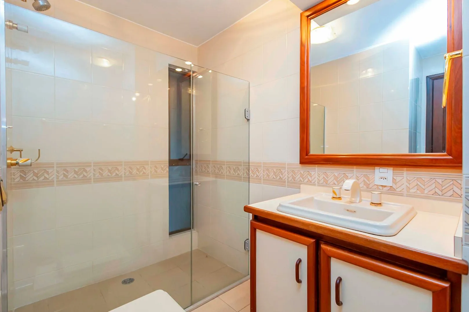 Rental house with 4 bedrooms and 5 bathrooms across 550 m² — photo 54