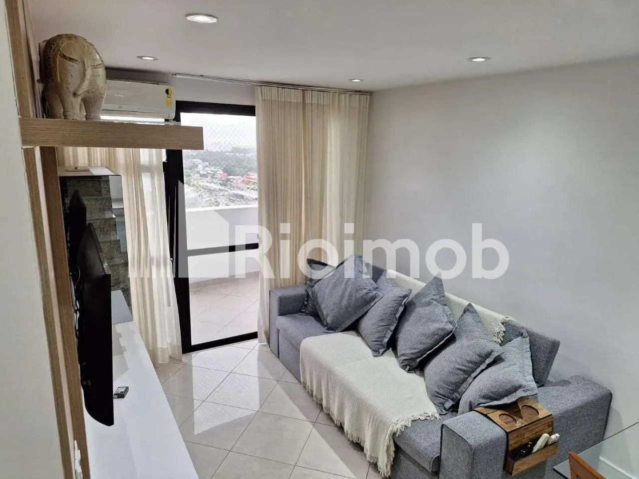 3-bedroom duplex with a glass-enclosed balcony — photo 8