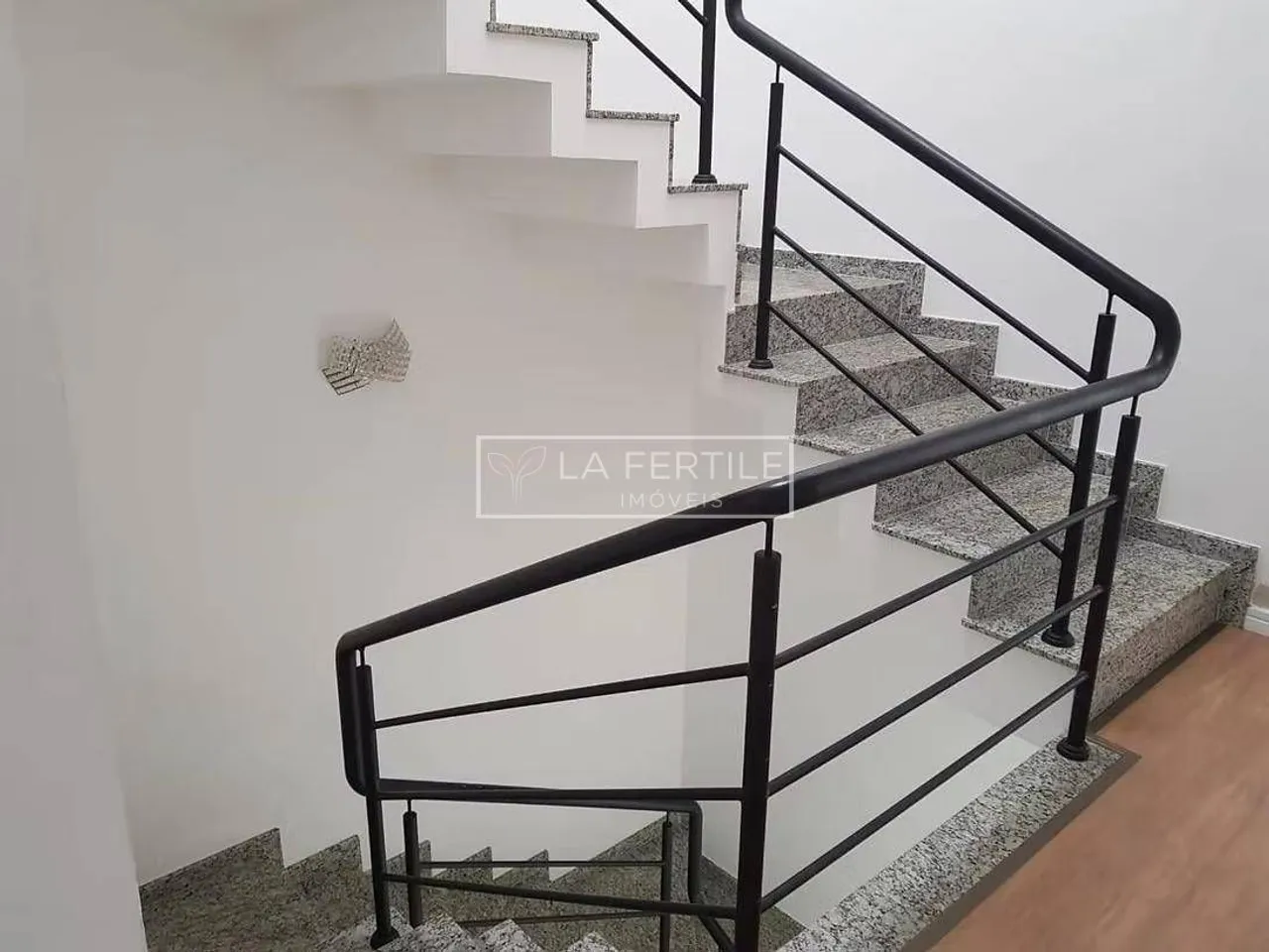Будинок без меблів із 5 спальнями та окремою кухнею — photo 14