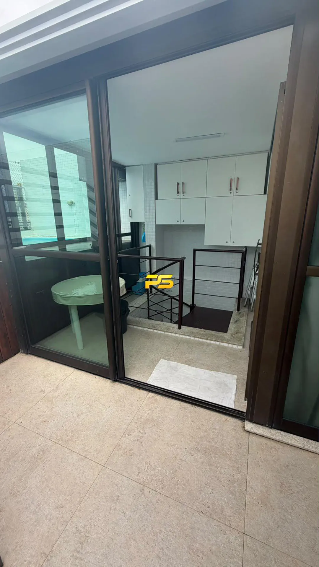 200 m² furnished apartment with 3 bedrooms and a suite
