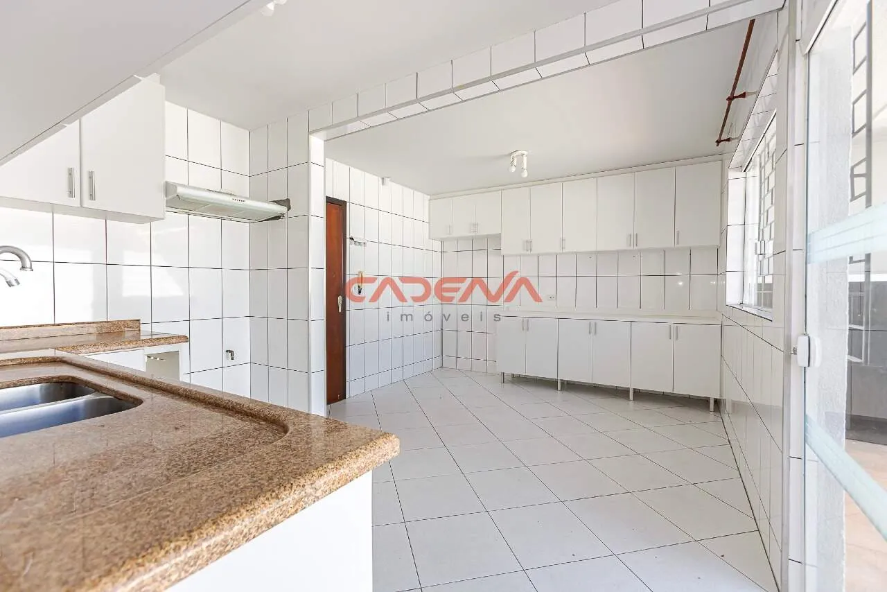 House with 3 bedrooms and built-in kitchen cabinets — photo 4