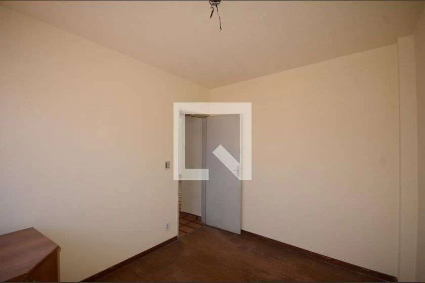 Apartamento com 2 quartos e box de vidro no banheiro — photo 18