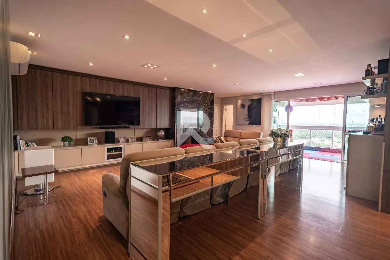 321 m² apartment with 3 en-suite bedrooms and private BBQ