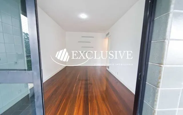 Residential apartment with 4 bedrooms and enclosed balcony — photo 9