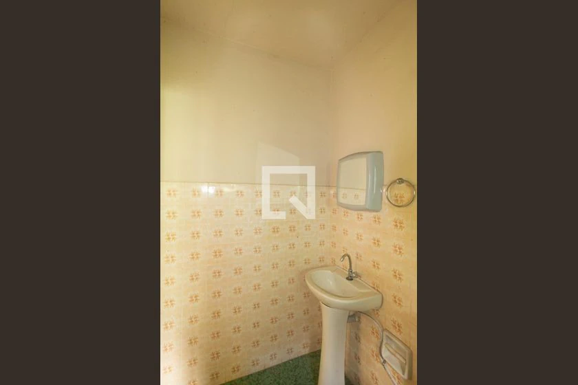 Casa com 2 quartos, vaga e área de lavanderia