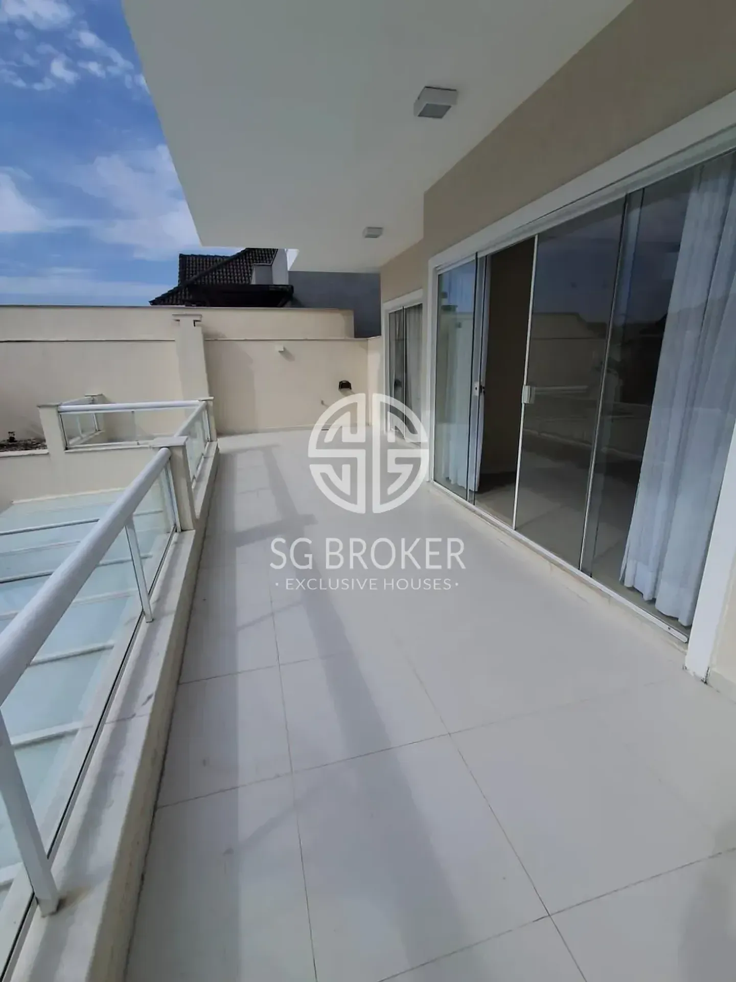 Casa com 5 suítes e 5 banheiros, 330 m² — photo 15
