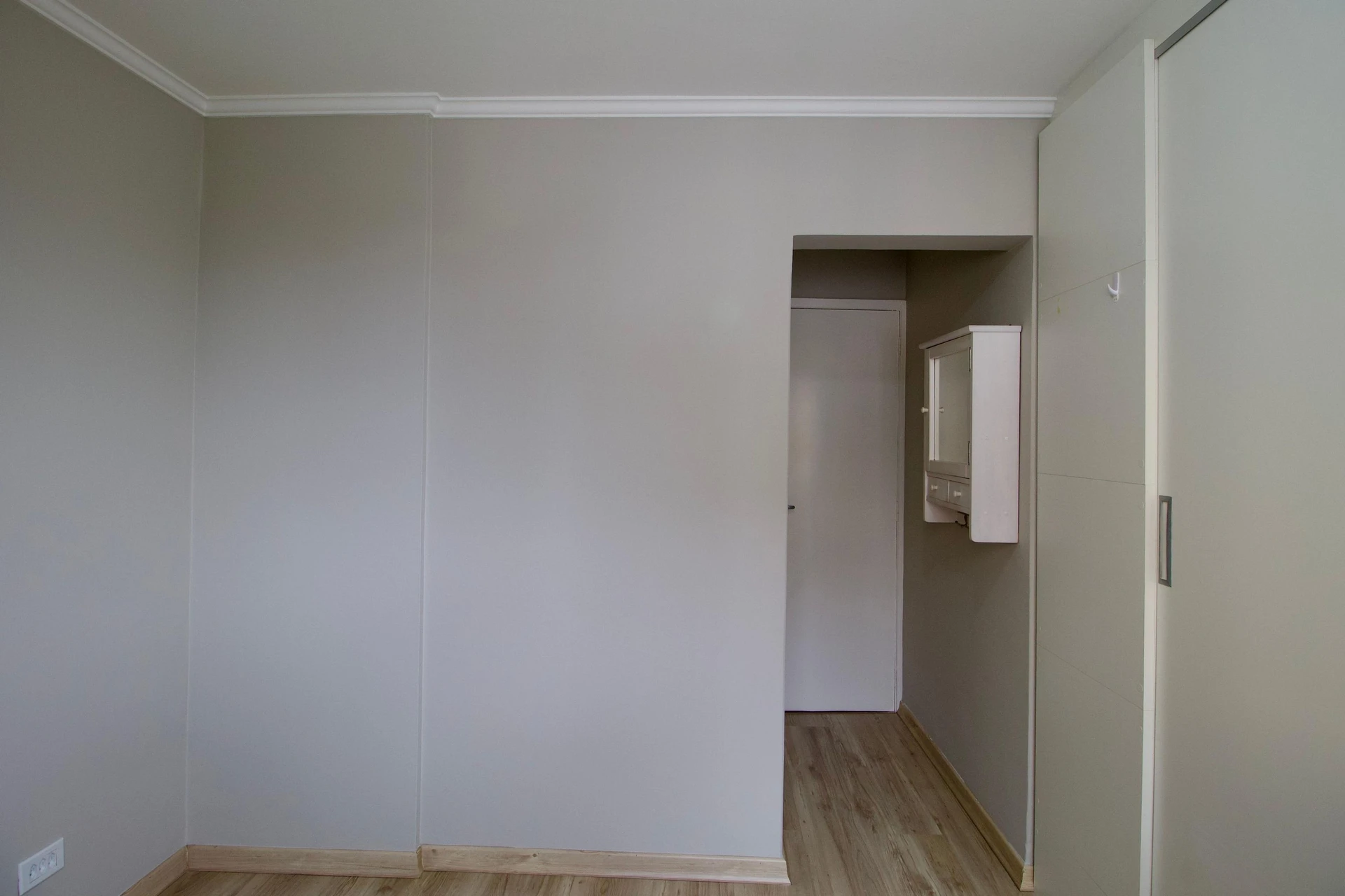 Walk-in closet in a 2-bedroom apartment, 47 m² — photo 16