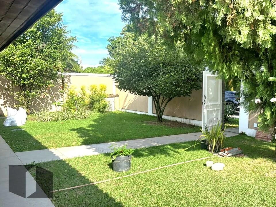 Balcony with a grill in a 4-bedroom house, 330 m² — photo 11