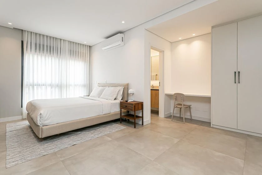Furnished 1-bedroom apartment with open-plan kitchen — photo 3