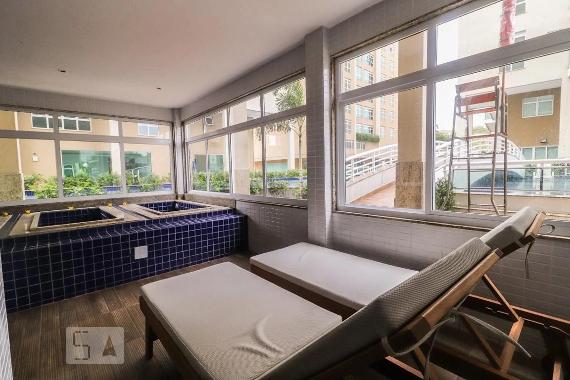 Furnished 1-bedroom apartment with a glassed balcony — photo 39
