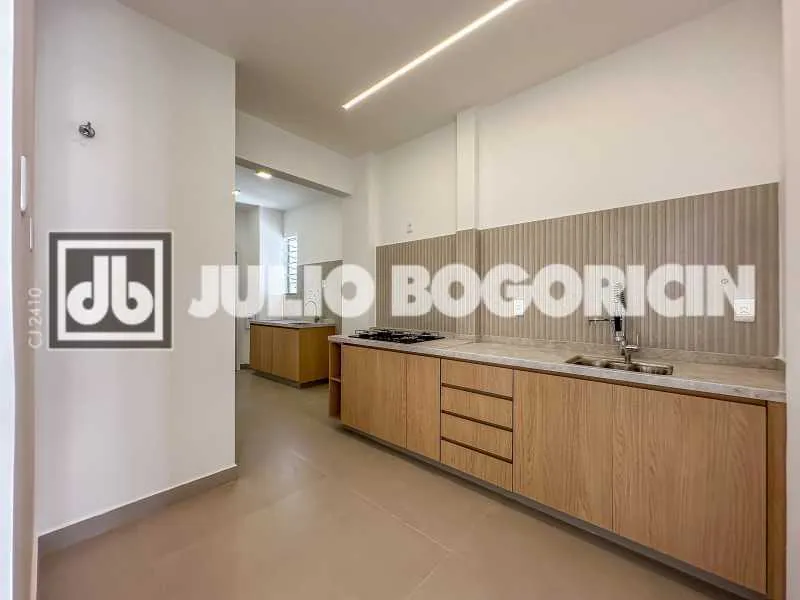 Walk-in closet in a 3-bedroom apartment, 110 m² — photo 12