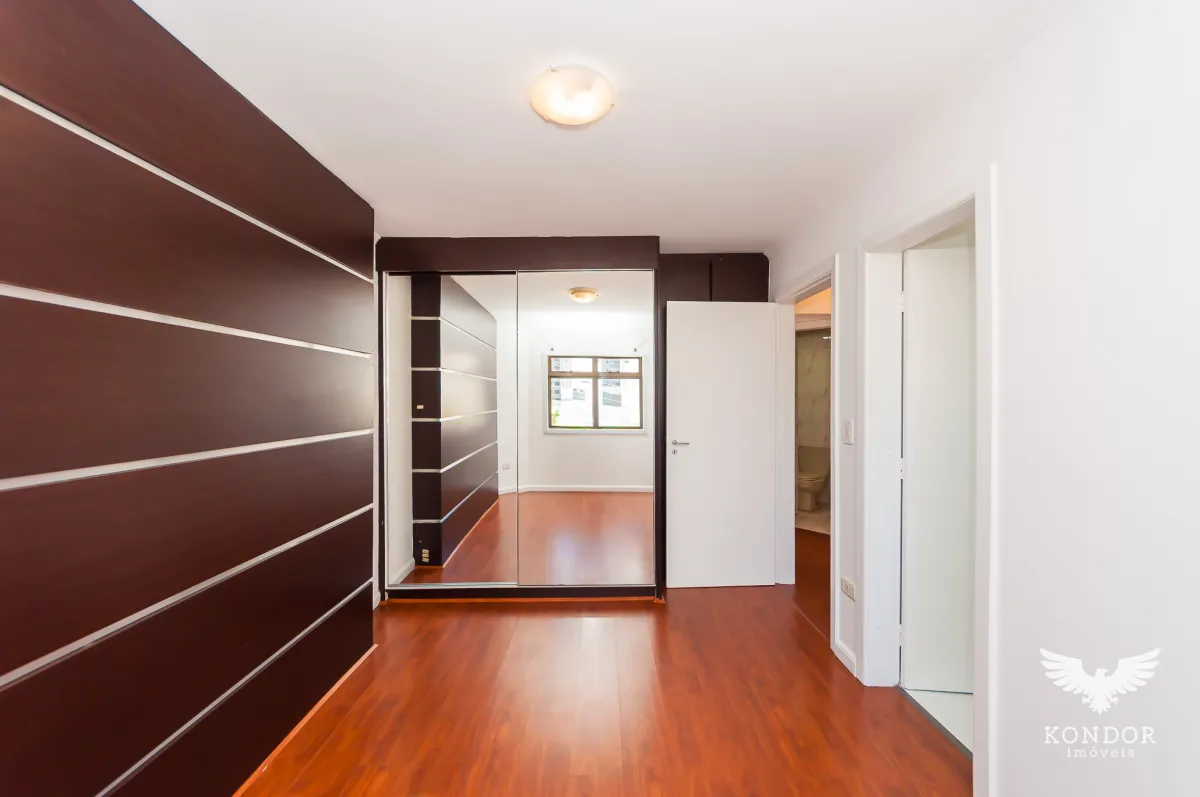 3-bedroom apartment with a balcony and 136 m² — photo 30