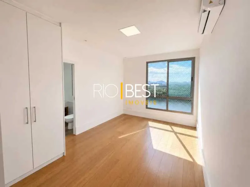 Unfurnished 4-bedroom apartment with open-plan kitchen — photo 16