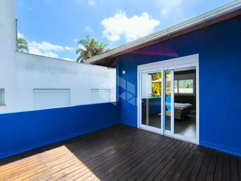 4-bedroom house with floor-to-ceiling windows — photo 12