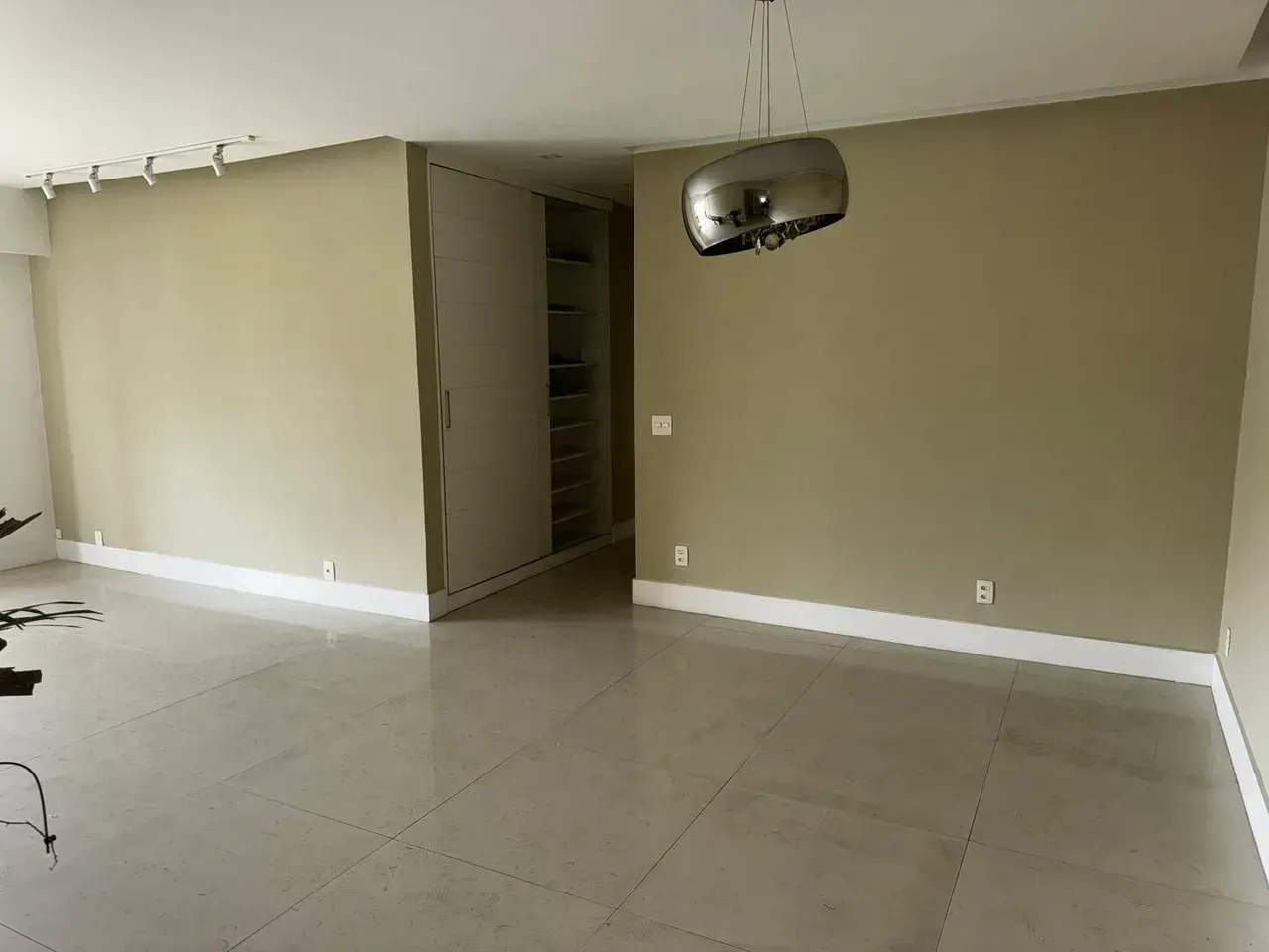 Apartamento com 4 quartos e varanda de vidro — photo 14