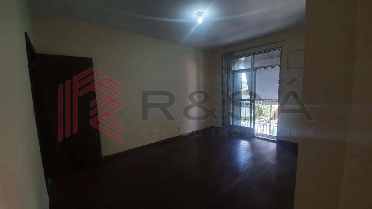 Walk-in closet in a 2-bedroom apartment, 85 m²