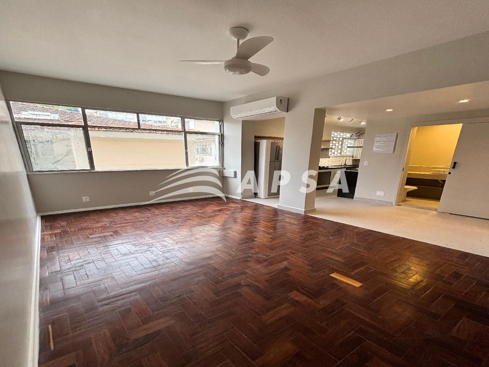 Wood or laminate floors in a 2-bedroom apartment, 70 m²