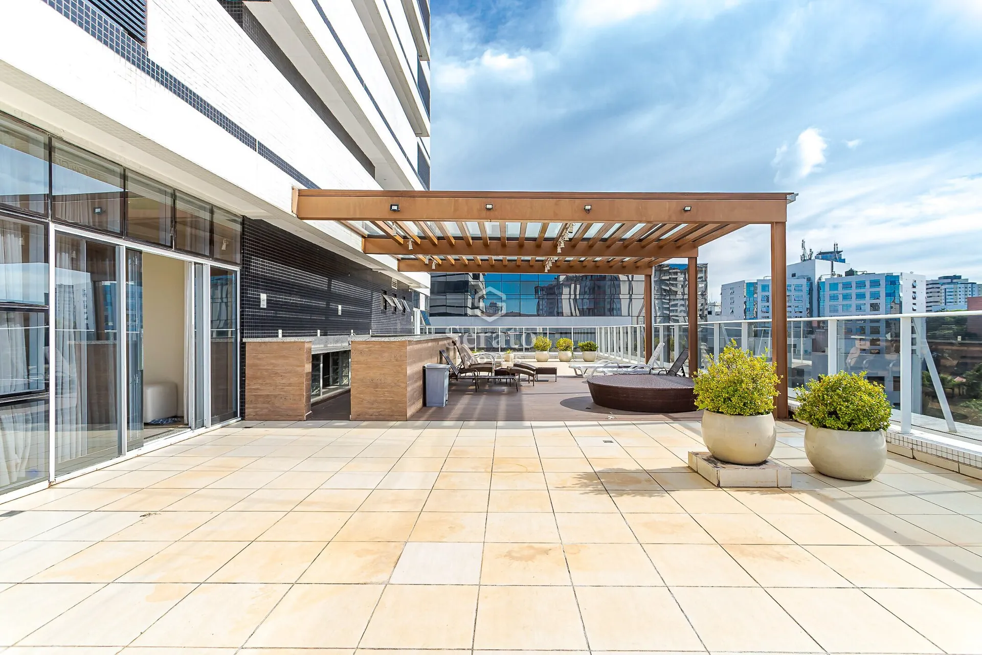 Balcony with a grill in a one-bedroom apartment, 30 m² — photo 7