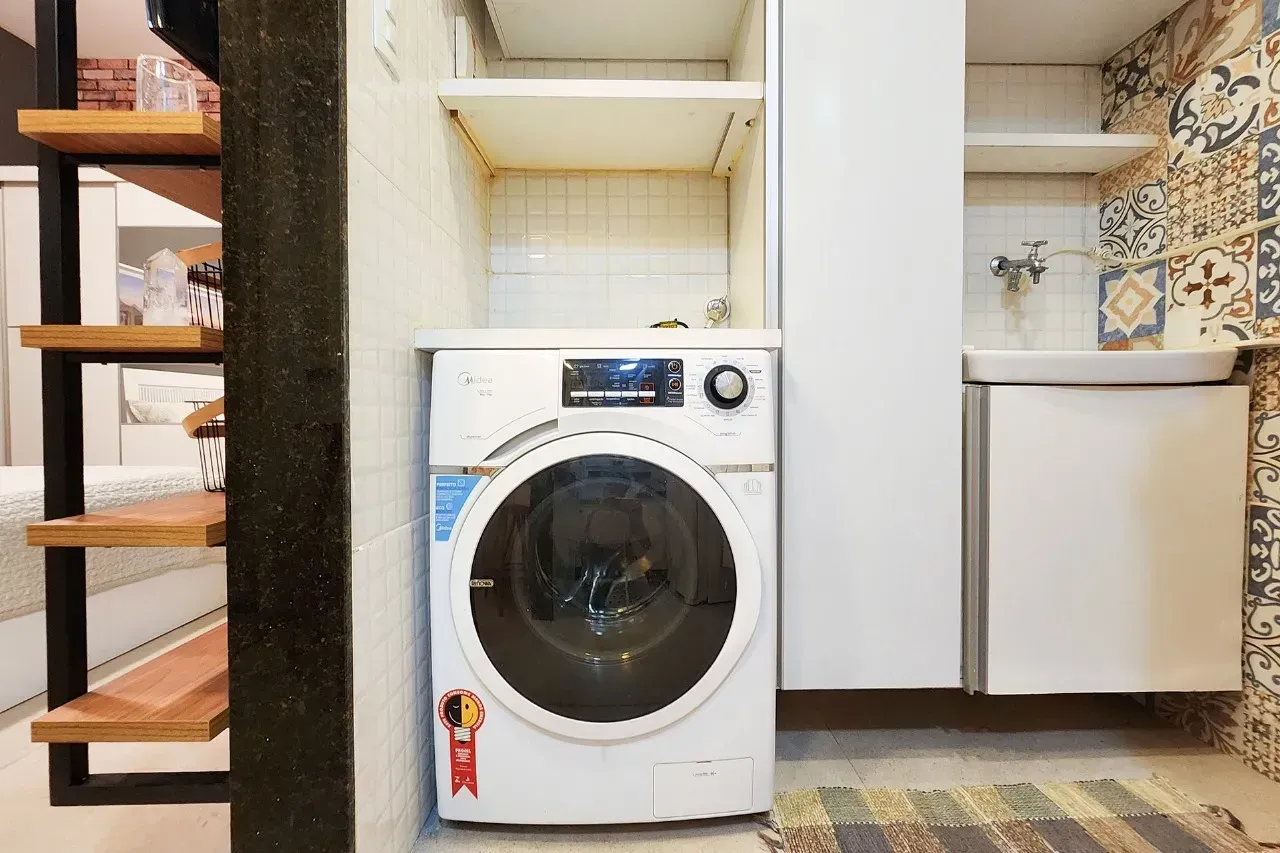One-bedroom apartment with a washing machine — photo 12