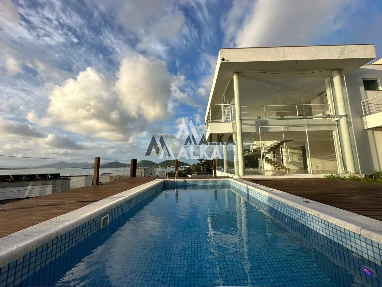 461 m² house with 3 en-suite bedrooms and private garden — photo 30