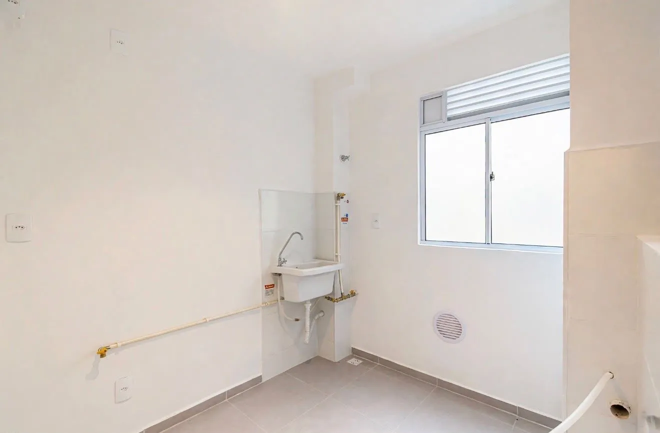 2-bedroom apartment with wood or laminate floors in Curitiba — photo 4