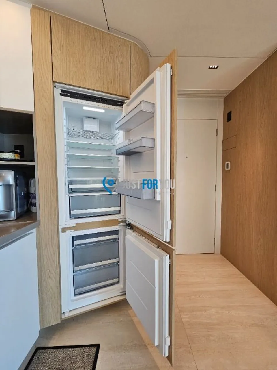 Furnished 1-bedroom apartment with an open-plan kitchen — photo 13