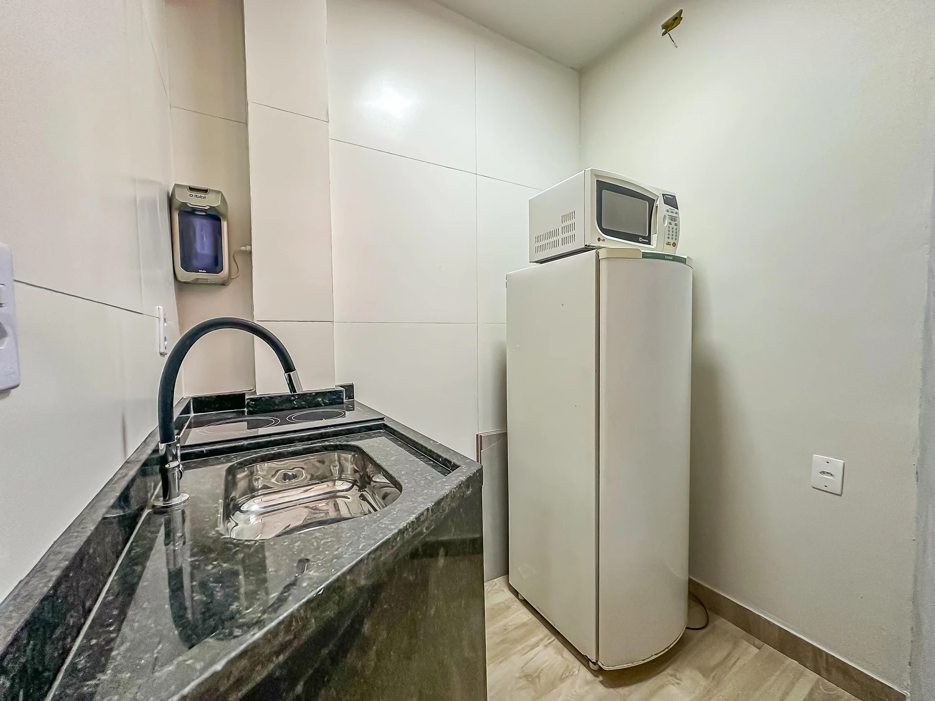 Furnished 1-bedroom apartment with no parking — photo 2