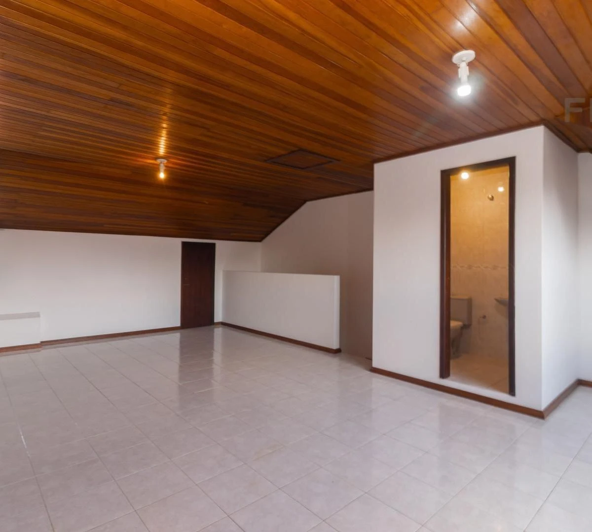 4-bedroom house with a bathtub in Curitiba — photo 25