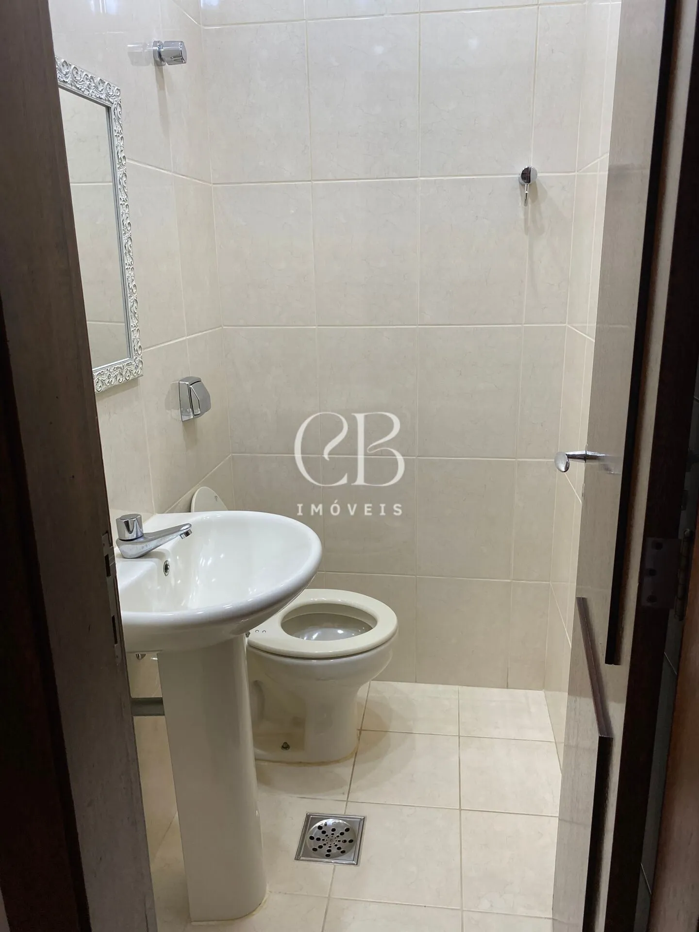Apartment with 4 bedrooms and a glass-enclosed balcony — photo 49