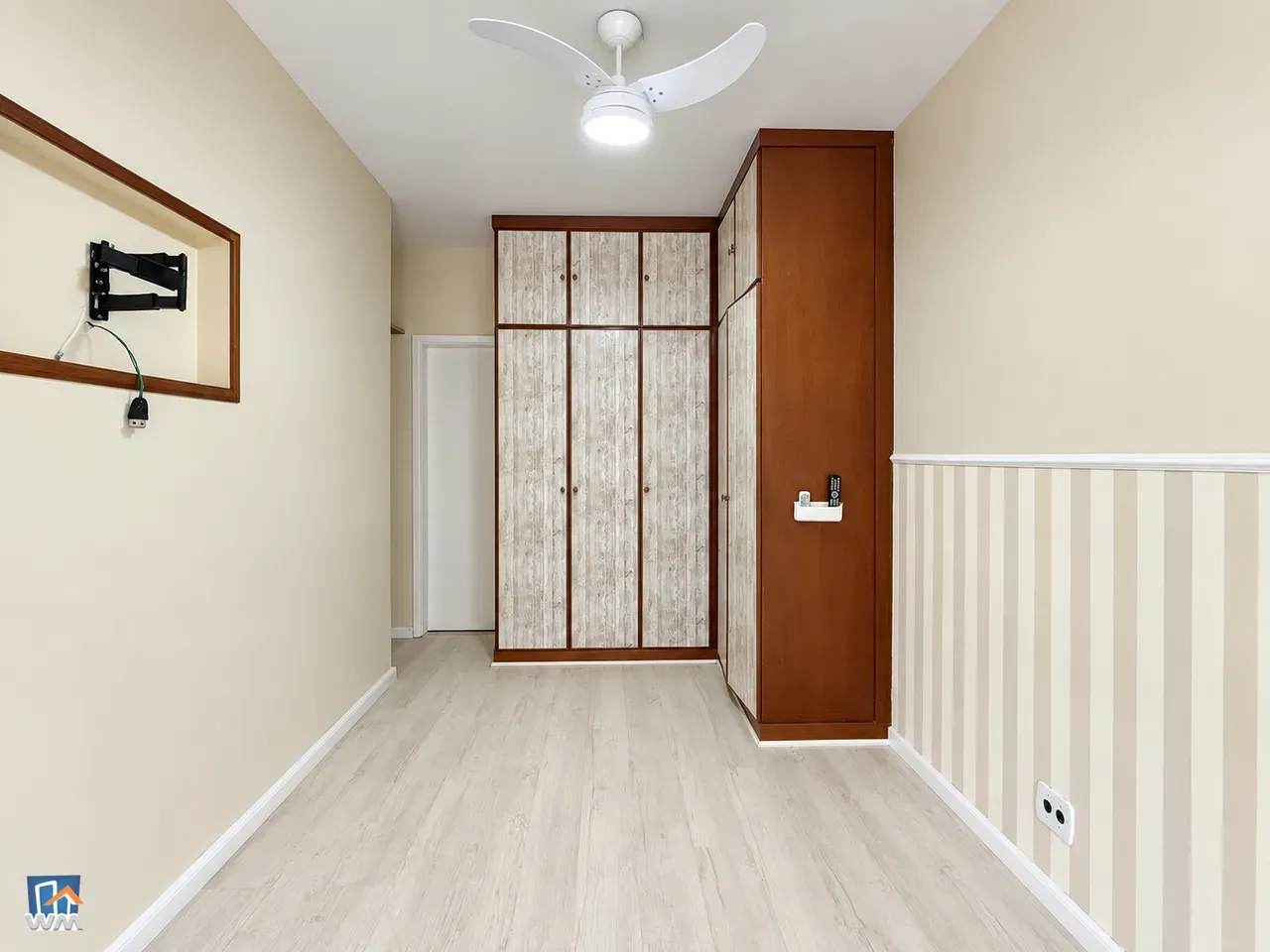 Glass-enclosed balcony in a 2-bedroom apartment, 88 m²