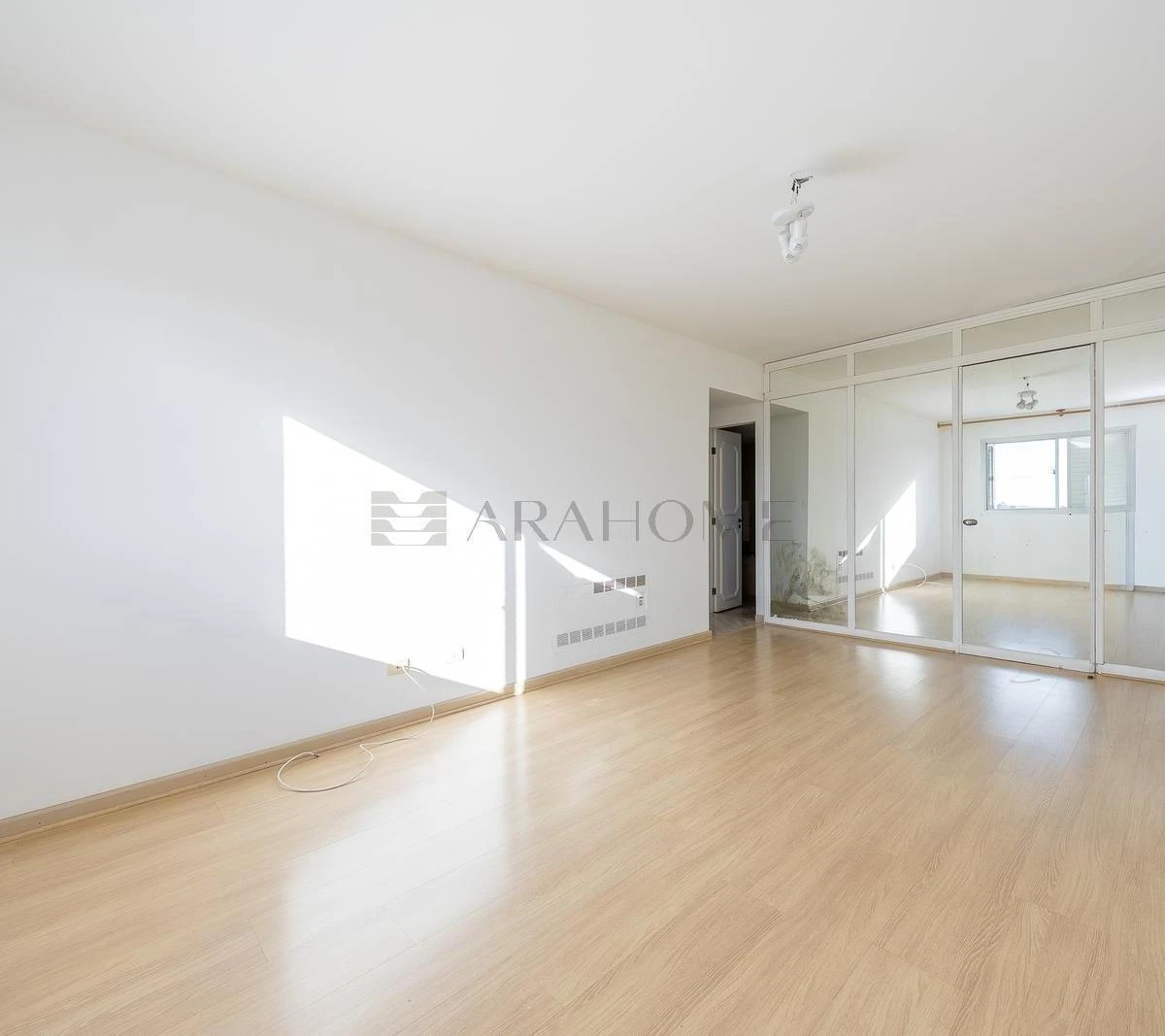 4-bedroom apartment with a bathtub in Curitiba — photo 7