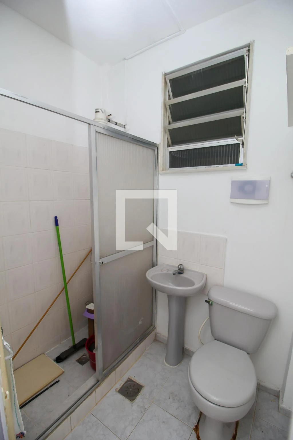 Studio com piso de madeira ou laminado, Saúde — photo 11