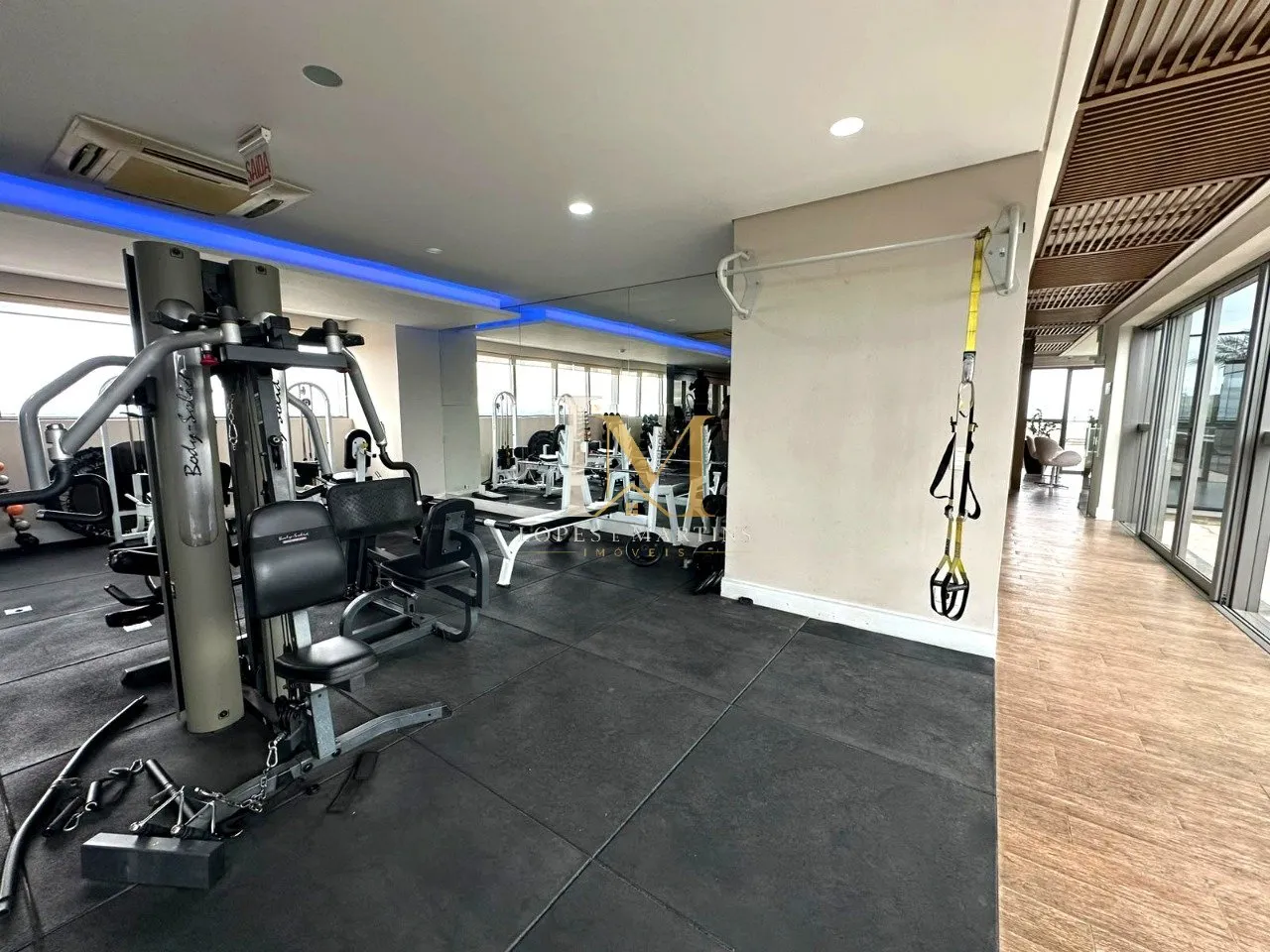 One-bedroom apartment in a building with a gym — photo 53