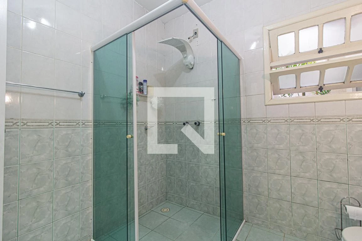 3-bedroom house with a walk-in closet in Curitiba — photo 45